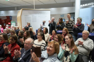 Auf dem Bild ist begeistertes, klatschendes Publikum bei der Veranstaltung am 08.03.2023 im Museum für Kommunikation Frankfrut zu sehen.